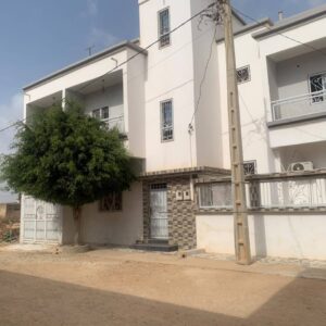 Appartement 2 chambres à louer à Keur Massamba Gueye, Thiès, situé au 1er étage et proposé à 140 000 F CFA par mois.
